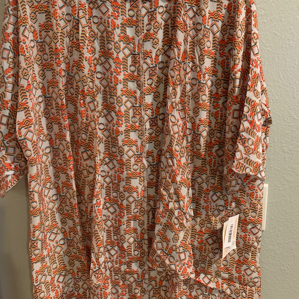 NWT- LuLaroe Lindsey. Silky material